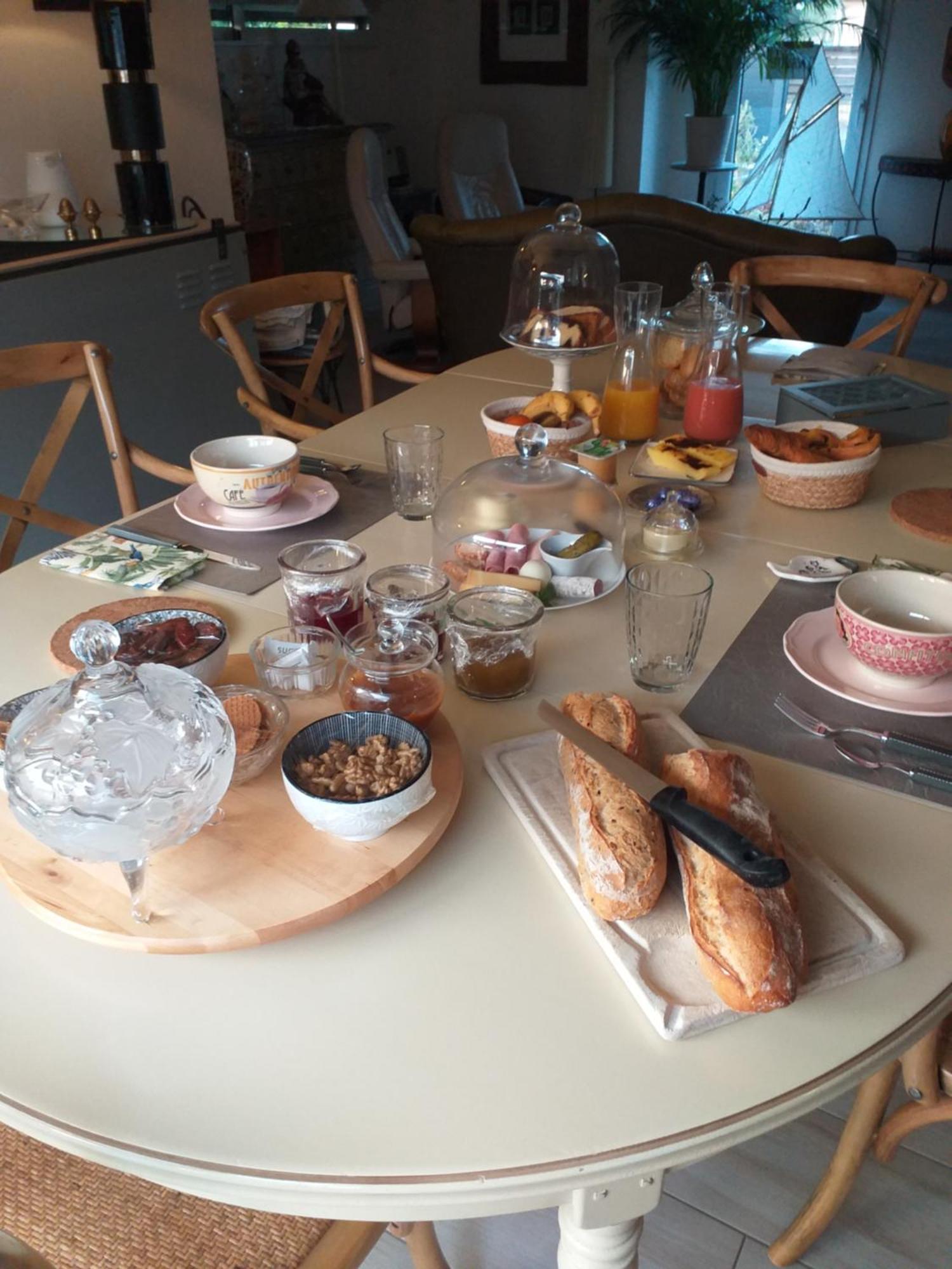 Bed and Breakfast 6Bis Rue De La Boussaquiere St Broladre Saint-Broladre Zimmer foto